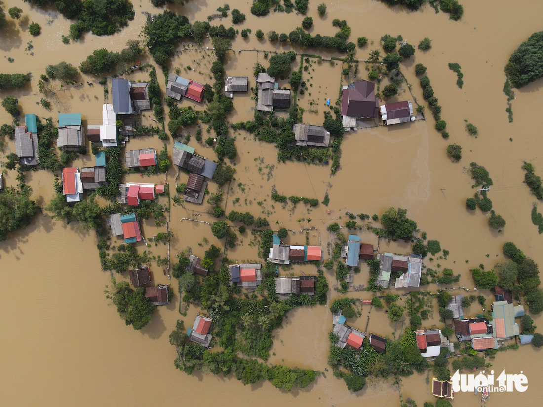 Một khu dân cư xã Phong Bình, huyện Phong Điền ngập sâu trong lũ - Ảnh: HOÀNG TÁO