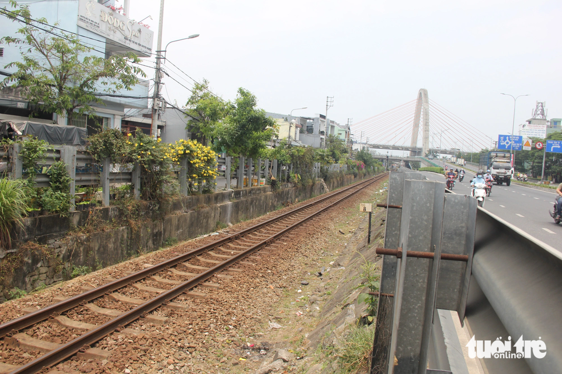 Lãnh đạo Đà Nẵng cho biết đang làm việc với Bộ Giao thông vận tải để làm cống thoát nước qua đường sắt, quốc lộ - Ảnh: TRƯỜNG TRUNG