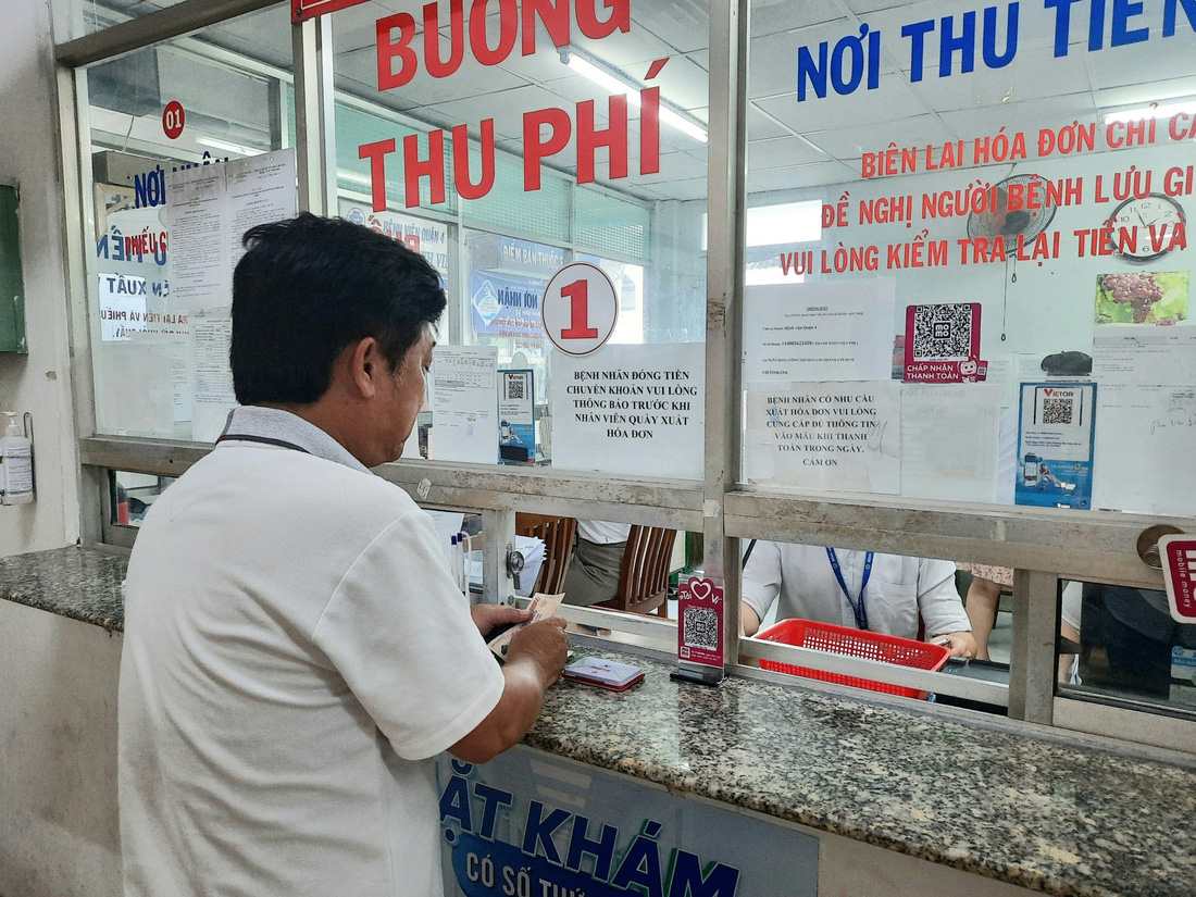 Trong trường hợp cơ sở khám chữa bệnh không đảm bảo cung ứng thuốc, người bệnh có thể gọi trực tiếp đến đường dây nóng Sở Y tế TP.HCM - Ảnh: THU HIẾN