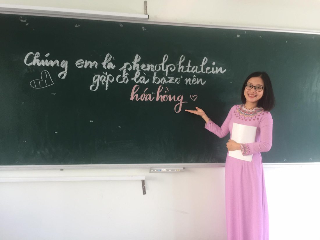 Cô Quỳnh Ni, giáo viên dạy hóa Trường THPT Phan Châu Trinh (Đà Nẵng), bên cạnh bảng vẽ tay chúc mừng ngày 20-11 của học sinh - Ảnh: NVCC