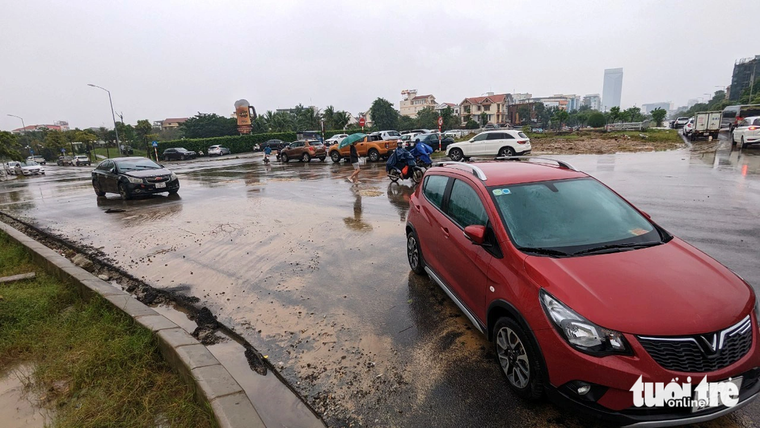 Hàng loạt ô tô bị ngập nước lụt trên đường ở Huế nằm chờ được đưa đi