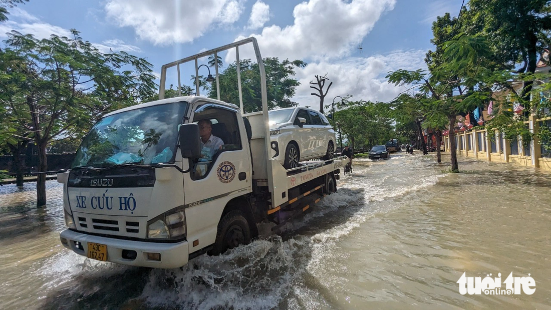 Xe cứu hộ ô tô hoạt động hết công suất