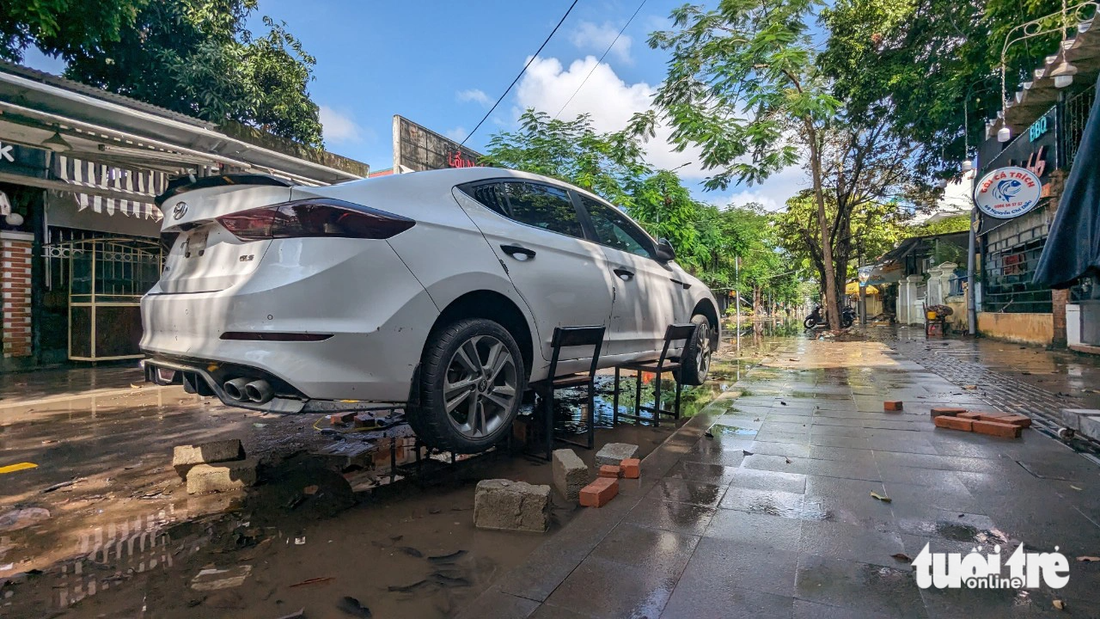 Người dân ở bên trong Kinh thành Huế nâng xe lên cao nhưng cũng không thoát khỏi cảnh ngập nước lụt