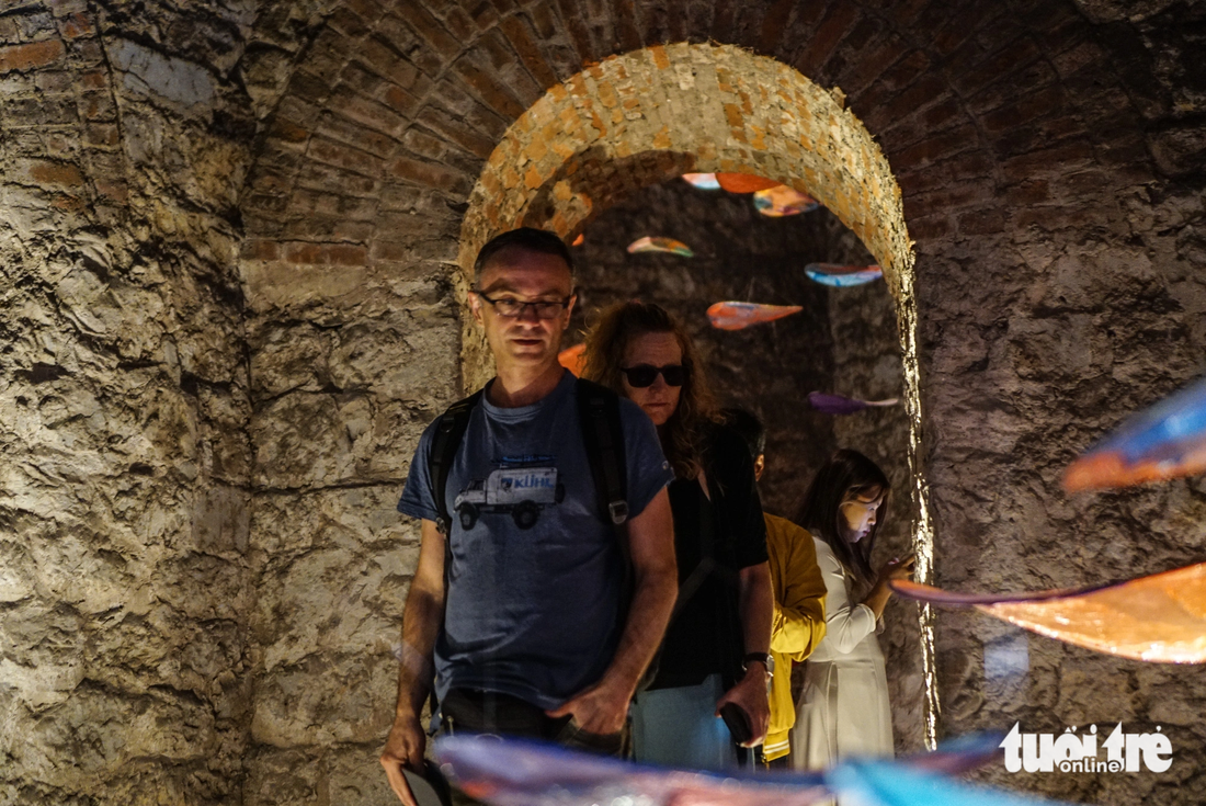 Nhiều du khách nước ngoài cũng tò mò ghé thăm tháp nước và bị choáng ngợp bởi không gian ấn tượng bên trong
