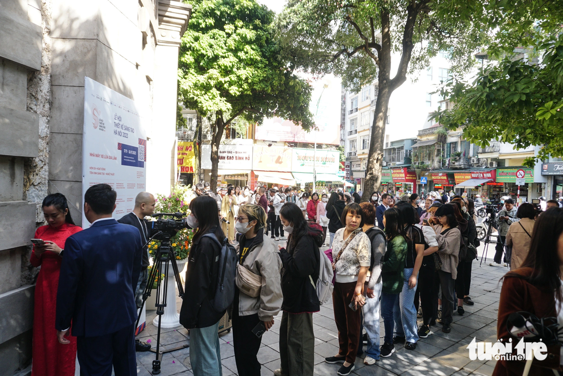 Hàng dài du khách chờ vào tham quan phía bên ngoài tháp nước trong ngày mở cửa đầu tiên.