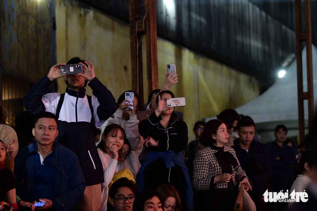 Người dân đến xem đêm nghệ thuật khai mạc mở đầu cho chuỗi sự kiện tại Lễ hội thiết kế sáng tạo Hà Nội 2023 - Ảnh: NAM TRẦN