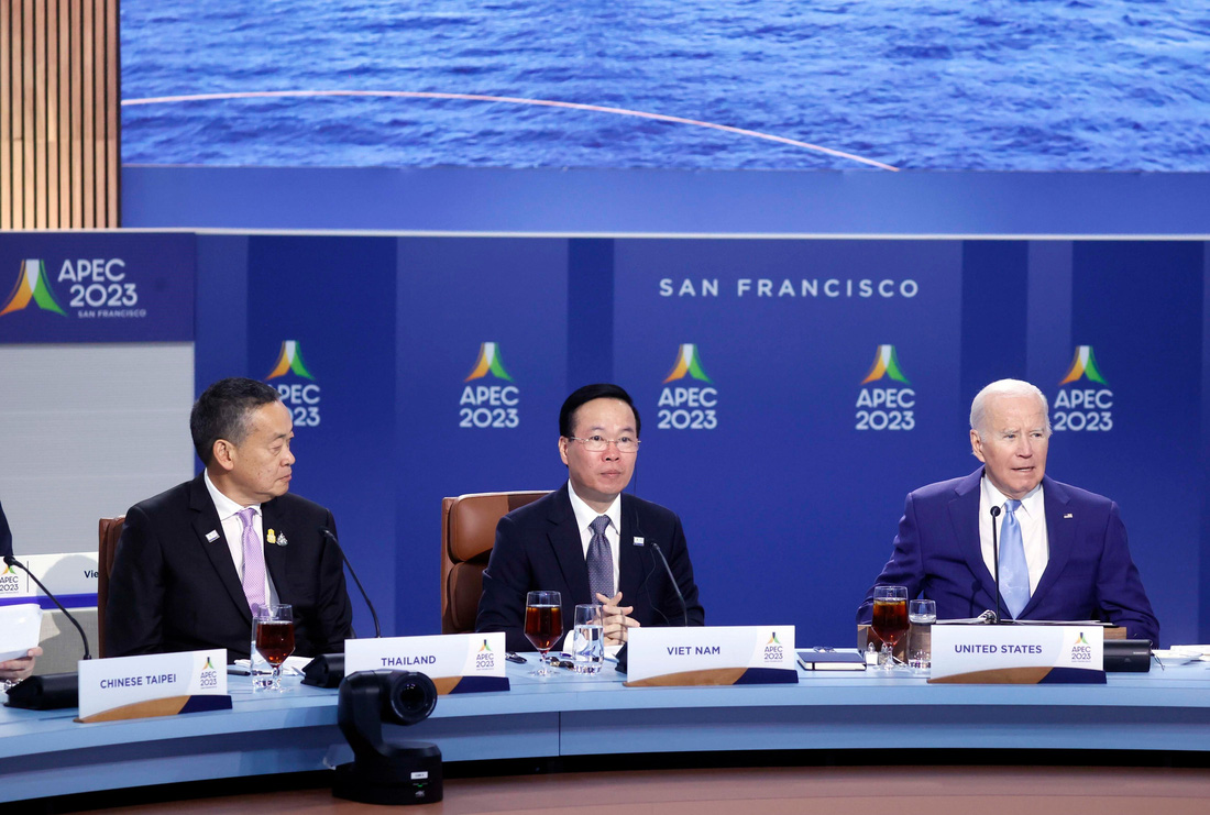 Chủ tịch nước Võ Văn Thưởng ngồi cạnh Tổng thống Mỹ Joe Biden trong Đối thoại giữa các lãnh đạo kinh tế APEC với khách mời ngày 16-11 (giờ Mỹ) - Ảnh: TTXVN