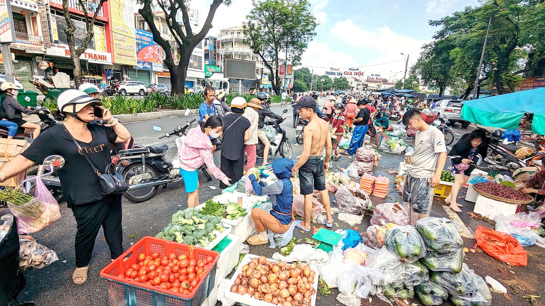 Người dân hối hả ra chợ Đông Ba mua rau củ, thực phẩm về cất trữ phòng cho trận lũ lụt dự báo sẽ diễn ra sắp tới  - Ảnh: NHẬT LINH