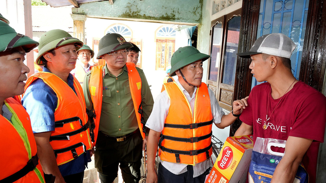 Lãnh đạo tỉnh Thừa Thiên Huế thăm, tặng mì gói, gạo cho người dân ở vùng bị ngập lụt  - Ảnh: TRẦN HỒNG