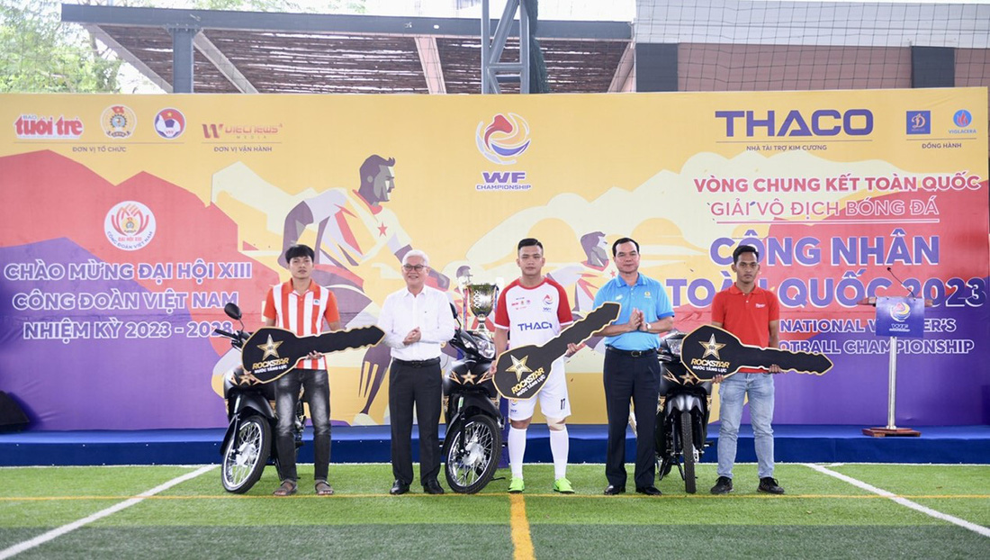 Bí thư Tỉnh ủy Bình Dương và Chủ tịch Tổng liên đoàn Lao động Việt Nam tặng xe máy cho công nhân có hoàn cảnh khó khăn tại Giải vô địch bóng đá công nhân toàn quốc 2023