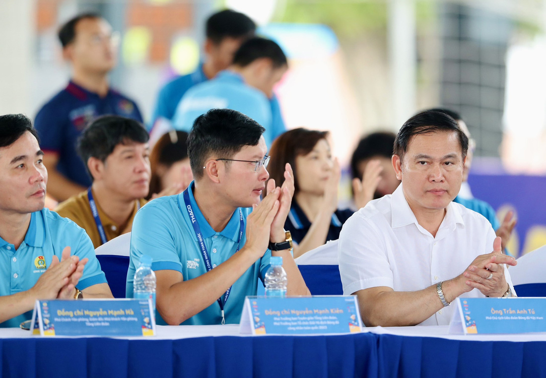 Ông Trần Anh Tú (bìa phải) - phó chủ tịch Liên đoàn Bóng đá Việt Nam - tham dự lễ khai mạc. Liên đoàn Bóng đá là một trong ba đơn vị tổ chức giải, điều hành toàn bộ công tác chuyên môn chuyên nghiệp cho giải đấu
