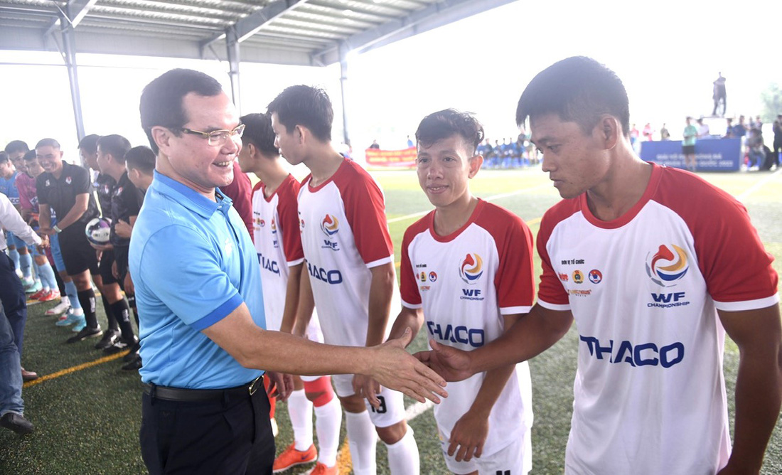 Ông Nguyễn Đình Khang - chủ tịch Tổng liên đoàn Lao động Việt Nam - chúc mừng các đội bóng dự giải