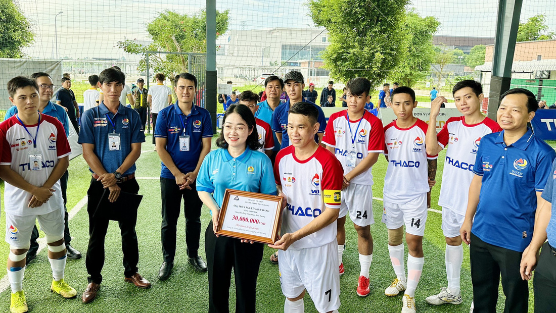 Bà Nguyễn Kim Loan - chủ tịch Liên đoàn Lao động tỉnh Bình Dương - khích lệ đội bóng chủ nhà Bình Dương tại giải đấu