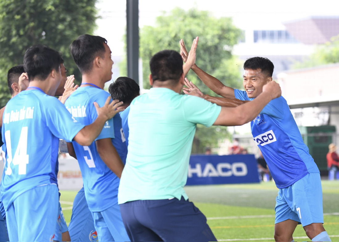 Niềm hạnh phúc của các cầu thủ Công đoàn Dầu khí Việt Nam trong trận đấu sáng 17-11