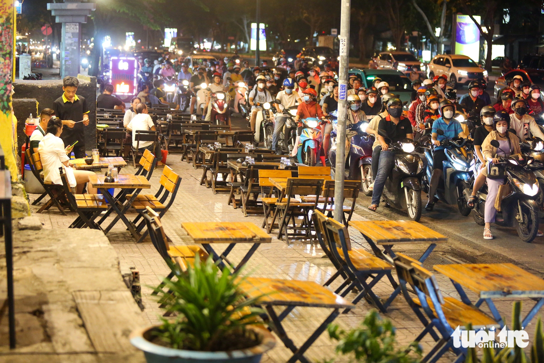 Tối 18-11, dù là ngày cuối tuần, nhiều quán nhậu trên đường Phạm Văn Đồng (quận Gò Vấp) vẫn trong tình trạng đìu hiu, vắng khách - Ảnh: PHƯƠNG QUYÊN