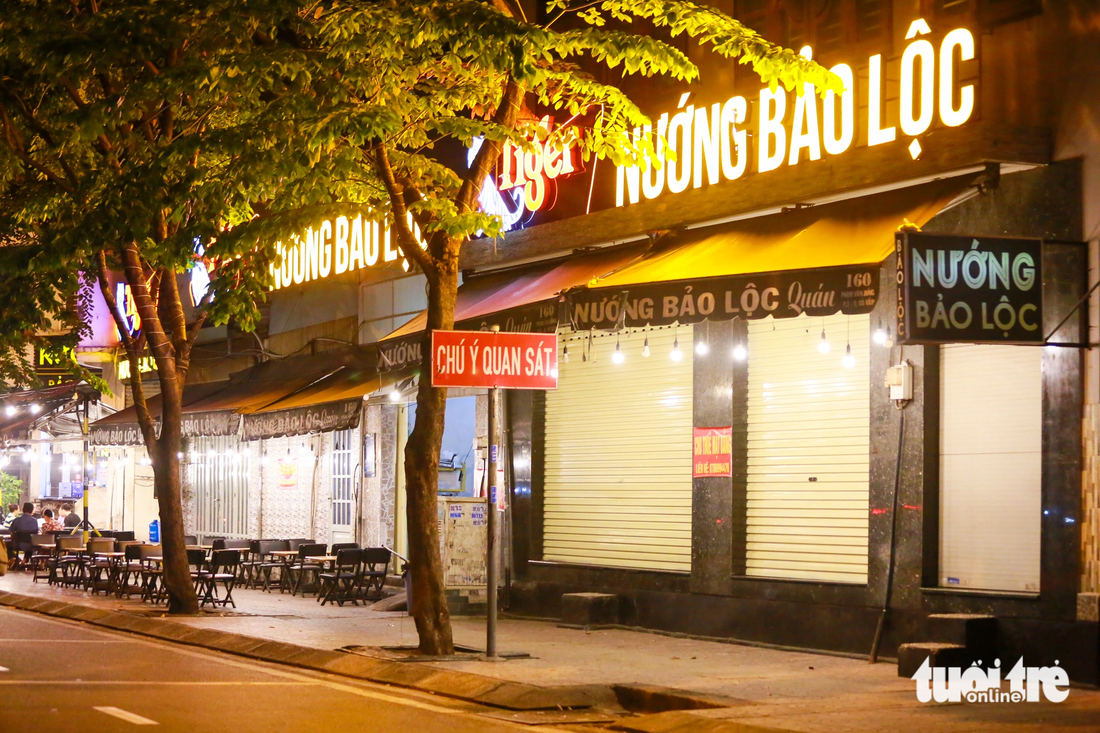 Một quán nướng trên đường Phạm Văn Đồng phải trả bớt mặt bằng do doanh thu giảm - Ảnh: PHƯƠNG QUYÊN 
