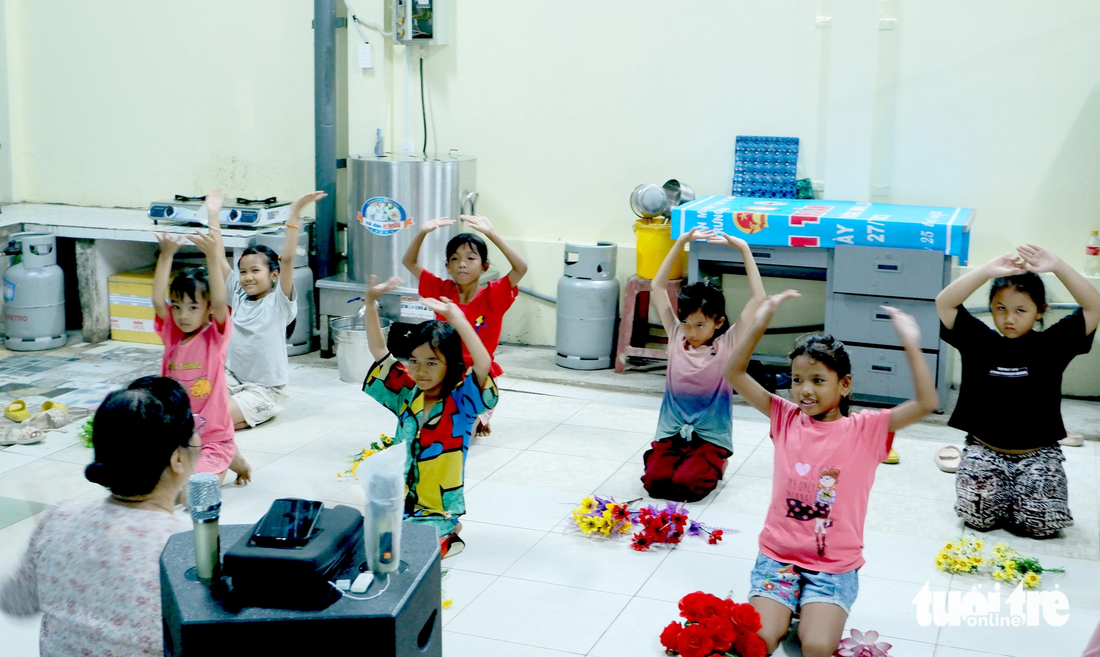 Tranh thủ gian bếp các bé tập múa chuẩn bị cho Ngày Nhà giáo Việt Nam 20-11 - Ảnh: DIỆU LINH