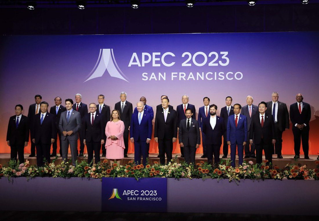 Chủ tịch nước Võ Văn Thưởng cùng Thủ tướng Kishida Fumio chụp ảnh với các nhà lãnh đạo kinh tế APEC tại San Francisco (Mỹ) tháng 11-2023 - Ảnh: TTXVN