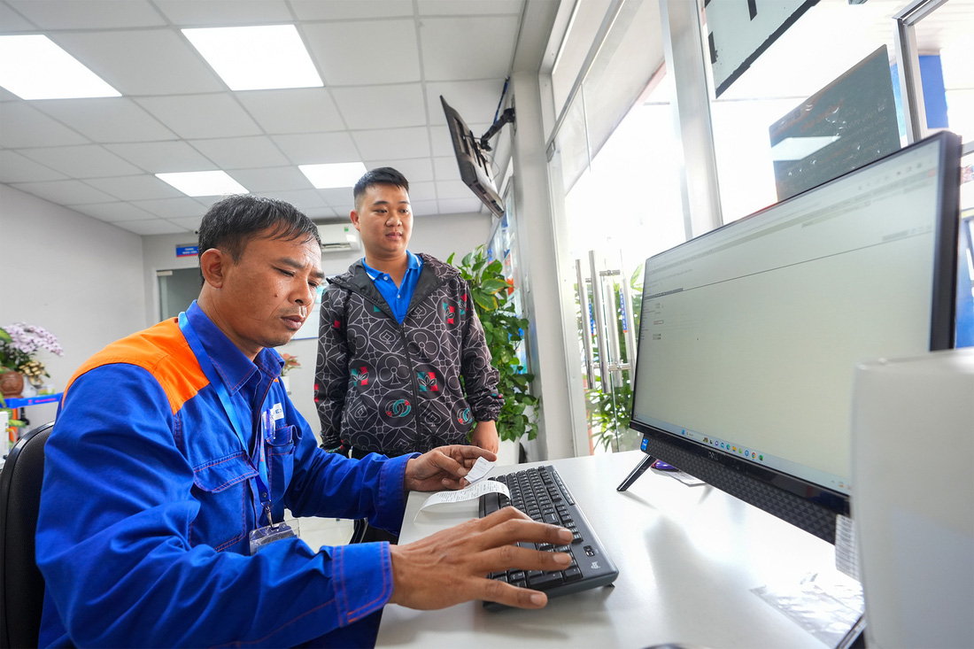 Nhân viên cửa hàng Petrolimex, đường Lý Thường Kiệt, quận Tân Bình, TP.HCM làm hóa đơn điện tử cho khách hàng (ảnh chụp ngày 1-11) - Ảnh: HỮU HẠNH