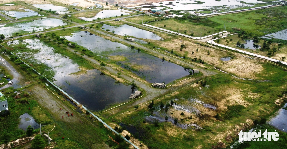 Những khu đất trong dự án Hera Complex Riverside đầy nước sau đợt mưa vừa qua - Ảnh: ĐOÀN CƯỜNG