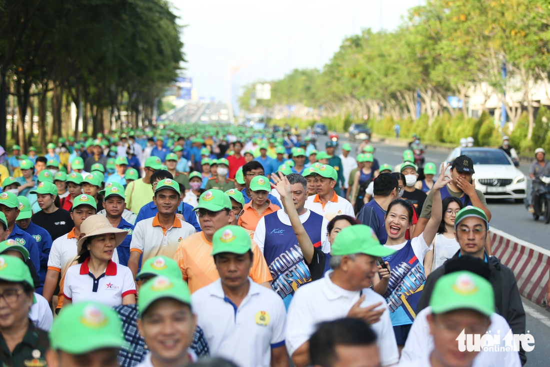 Lộ trình của chương trình đi dọc công viên ven sông, hướng ra đường Võ Nguyên Giáp