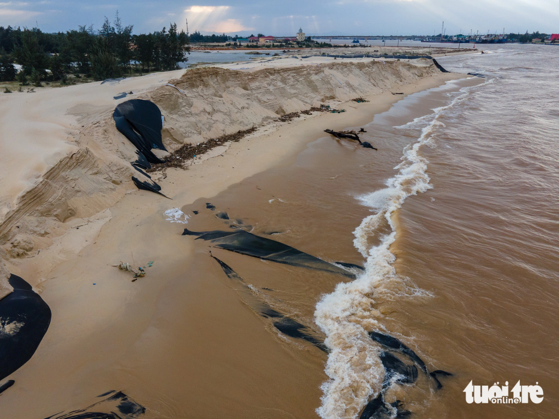 Khối lượng cát bị cuốn trở lại biển là rất lớn - Ảnh: HOÀNG TÁO