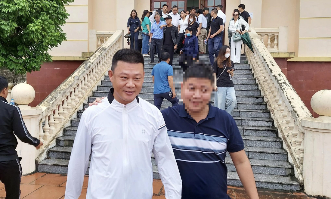 Ông Đinh Tiến Hùng (áo trắng) rời tòa - Ảnh: ANH HÒA