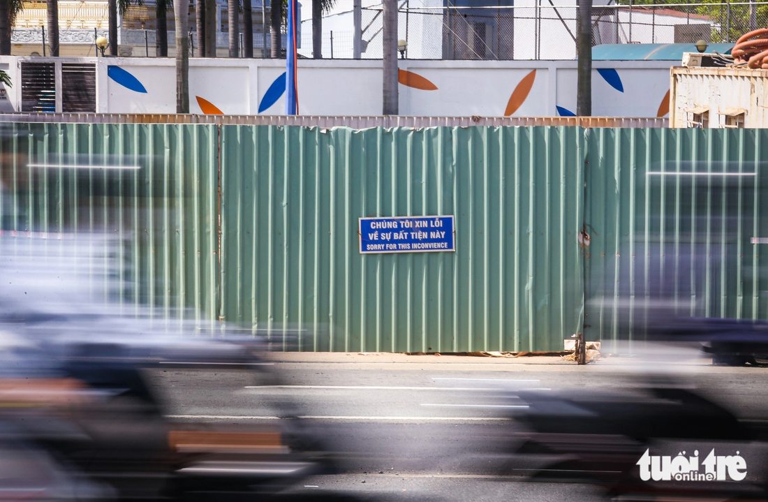 Rào chắn này nằm trên đường Mai Chí Thọ, TP Thủ Đức, thuộc dự án xây dựng nút giao An Phú, có bảng "Xin lỗi về sự bất tiện này" nhưng phần dịch sang tiếng Anh lại viết sai - Ảnh: CHÂU TUẤN