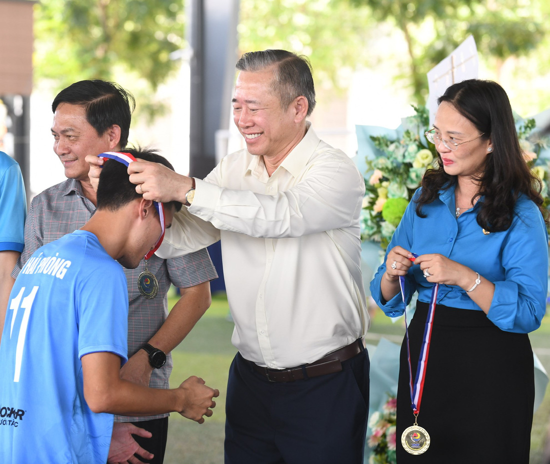 Ông Phạm Văn Tài, tổng giám đốc Công ty cổ phần Tập đoàn Trường Hải (THACO) - nhà tài trợ Kim cương của giải đấu, trao huy chương cho nhà vô địch