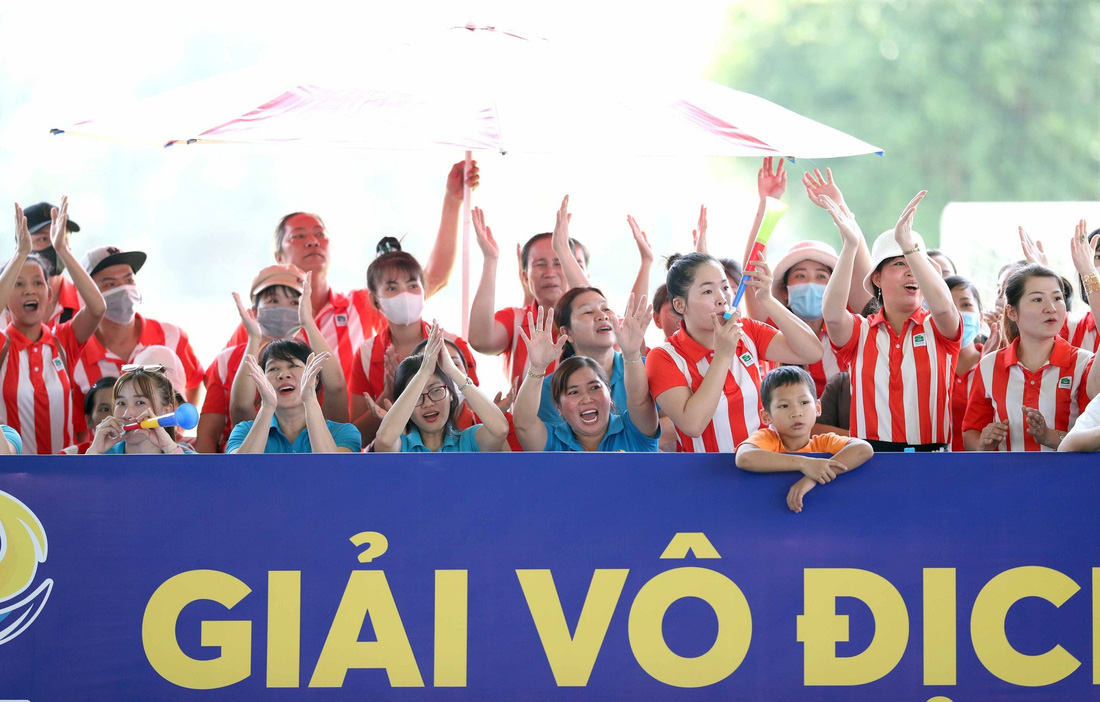 Người hâm mộ cuồng nhiệt tại Giải vô địch bóng đá công nhân toàn quốc