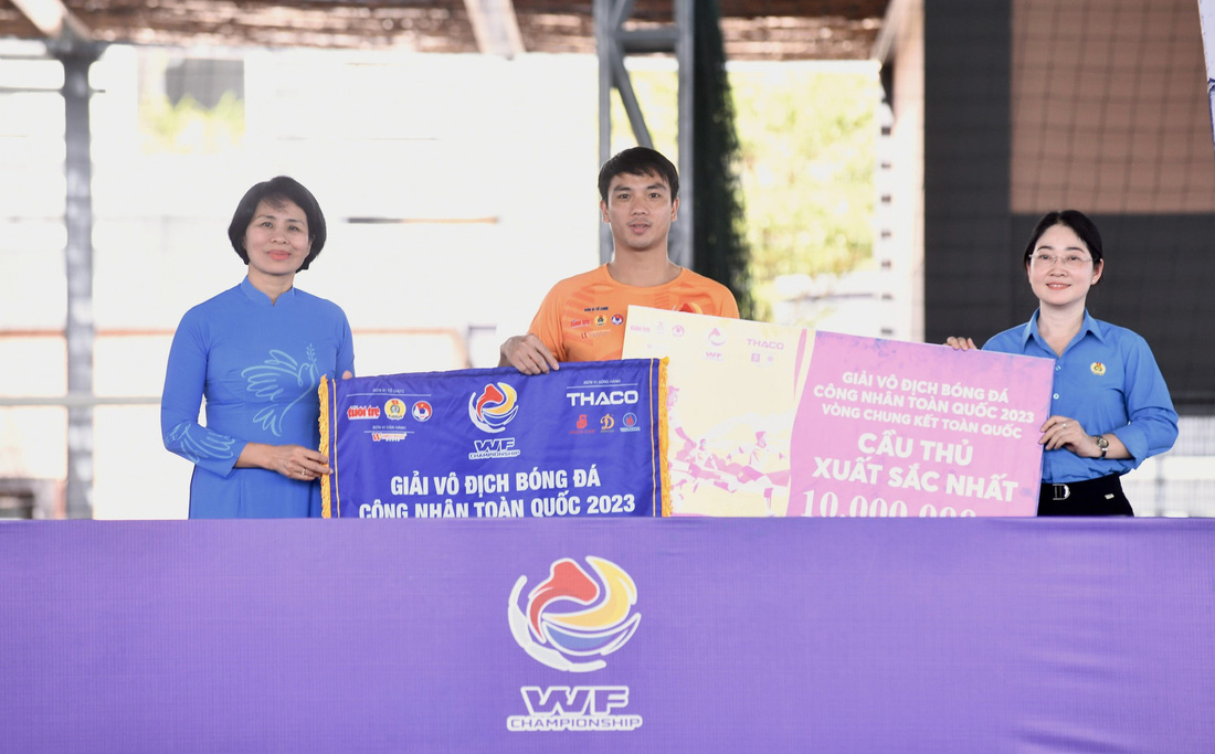 Cầu thủ xuất sắc nhất giải Hoàng Kim Phong nhận thưởng từ bà Lê Thị Hoàng Yến - phó cục trưởng Cục TDTT và bà Nguyễn Kim Loan - chủ tịch Liên đoàn Lao động tỉnh Bình Dương