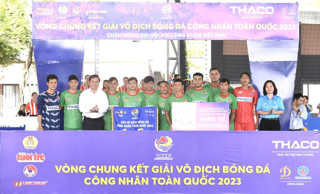 Ông Trần Anh Tú (áo trắng) - phó chủ tịch Liên đoàn Bóng đá Việt Nam - trao hạng Tư cho đội Công đoàn SAWACO