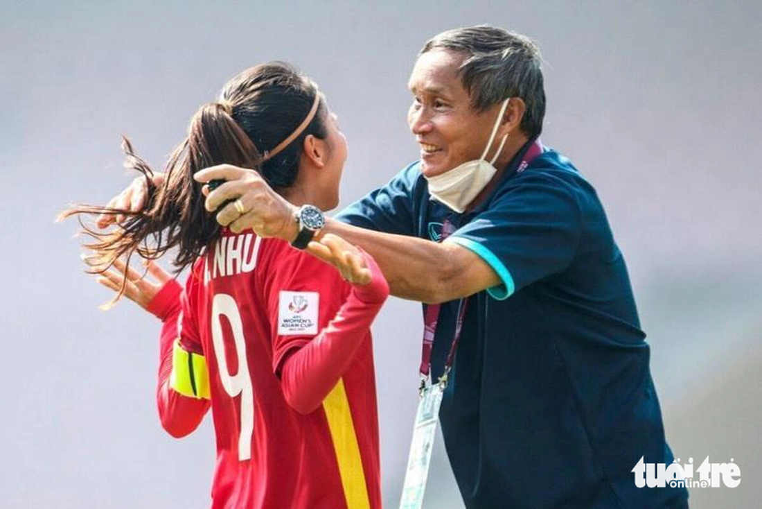 HLV Mai Đức Chung ôm đội trưởng Huỳnh Như ăn mừng khi thắng Đài Loan 2-1 ở trận play-off Asian Cup nữ 2022, qua đó cùng đội tuyển nữ Việt Nam lần đầu tiên giành vé dự World Cup - Ảnh: AFC