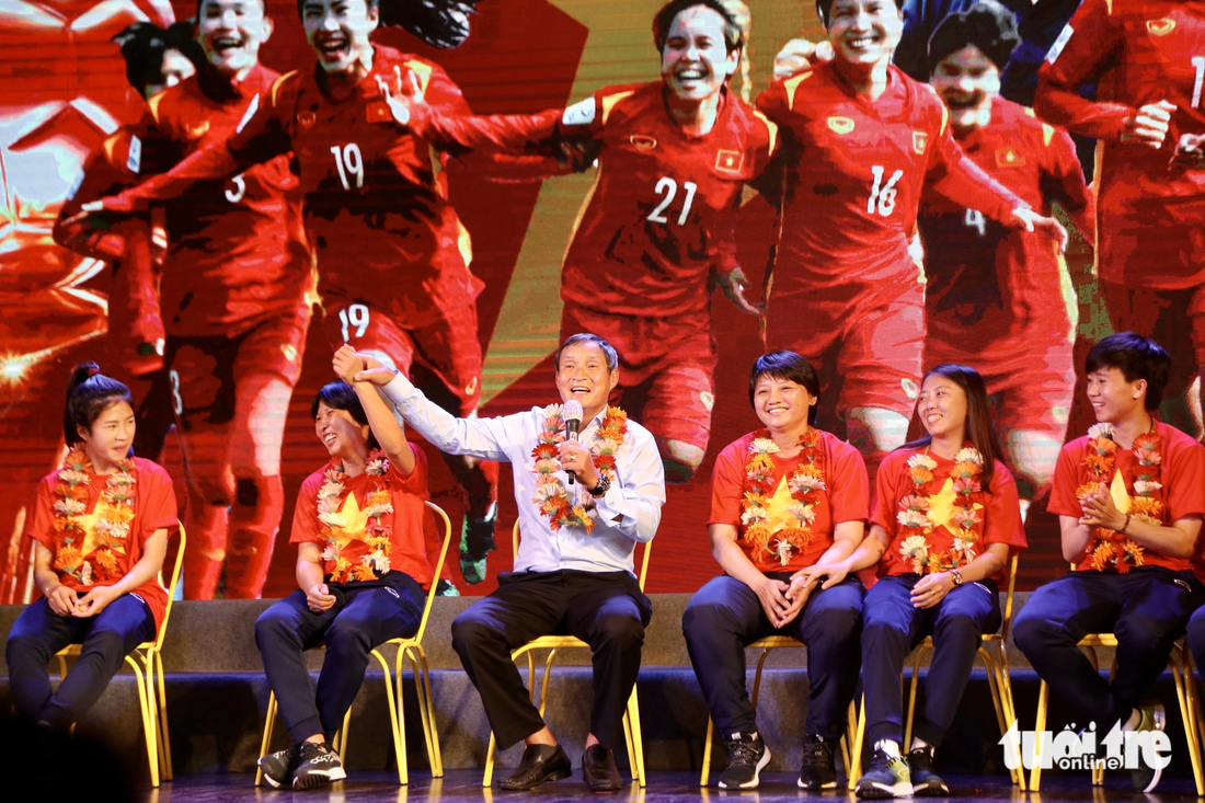 HLV Mai Đức Chung tôn vinh trợ lý Đoàn Thị Kim Chi - bác sĩ bất đắc dĩ khi toàn đội mắc COVID-19 ở Asian Cup 2022 tại Ấn Độ - tại buổi giao lưu cùng bạn đọc Tuổi Trẻ - Ảnh: N.K.