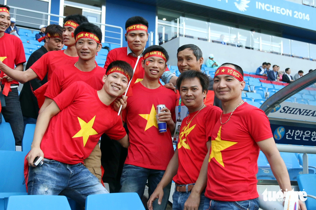 HLV Mai Đức Chung chụp ảnh cùng người hâm mộ Việt Nam tại Hàn Quốc ở Asiad 2014 - Ảnh: N.K.