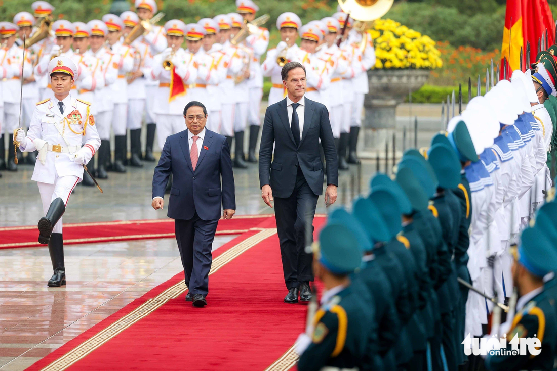 Thủ tướng Phạm Minh Chính và Thủ tướng Hà Lan Mark Rutte duyệt đội danh dự - Ảnh: NGUYỄN KHÁNH