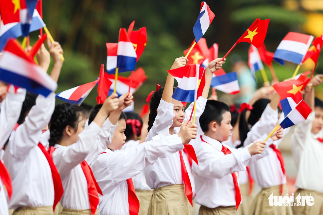 Các em thiếu nhi thủ đô vẫy quốc kỳ chào mừng Thủ tướng Phạm Minh Chính và Thủ tướng Hà Lan Mark Rutte - Ảnh: NGUYỄN KHÁNH