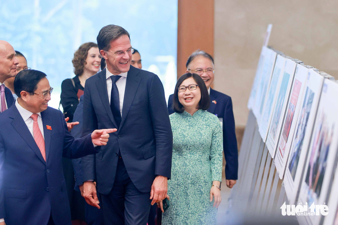 Thủ tướng Phạm Minh Chính và Thủ tướng Hà Lan Mark Rutte cùng xem triển lãm ảnh về 50 năm quan hệ hai nước - Ảnh: NGUYỄN KHÁNH