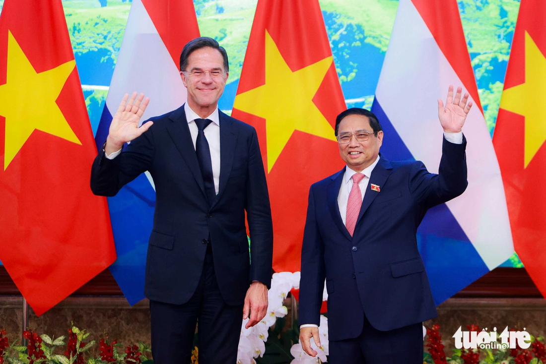 Thủ tướng Hà Lan Mark Rutte và Thủ tướng Phạm Minh Chính vẫy tay chào trước khi bước vào hội đàm - Ảnh: NGUYỄN KHÁNH