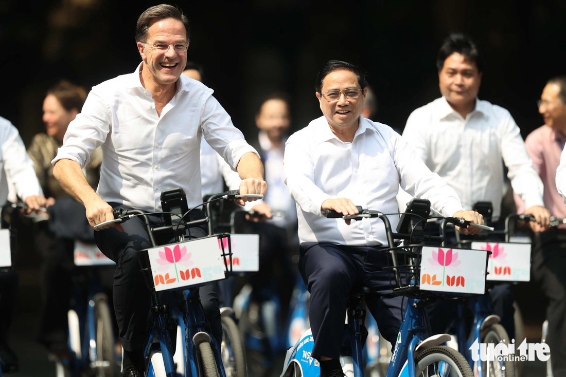 Thủ tướng Hà Lan Mark Rutte hào hứng khi bắt đầu đạp xe cùng Thủ tướng Phạm Minh Chính - Ảnh: NGUYỄN KHÁNH