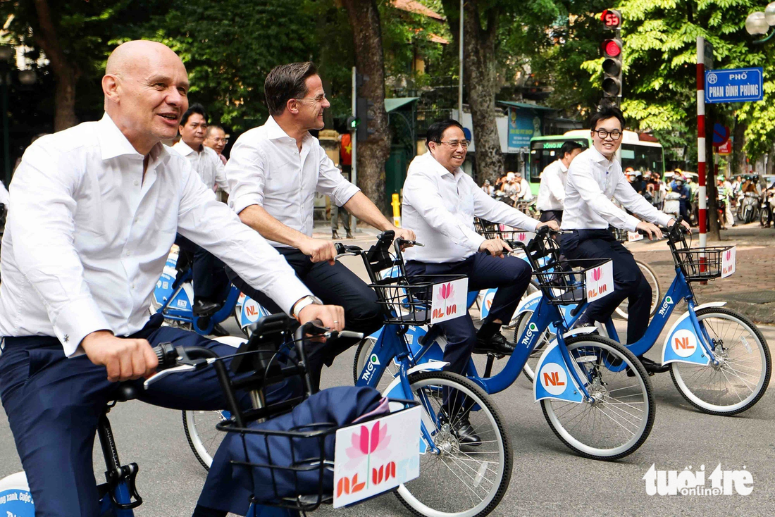 Thủ tướng Phạm Minh Chính và Thủ tướng Hà Lan Mark Rutte đạp xe qua đường Phan Đình Phùng, một trong những con đường đẹp của thủ đô Hà Nội với nhiều cây xanh mát - Ảnh: NGUYỄN KHÁNH