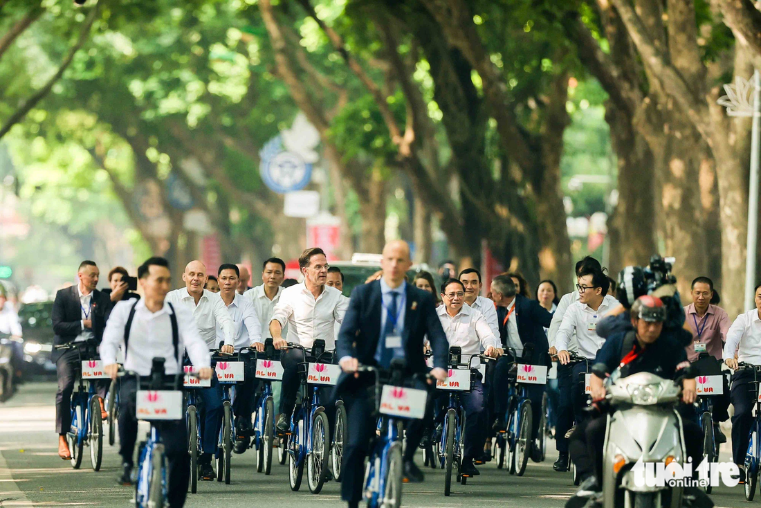 Đoàn xe đạp của Thủ tướng Phạm Minh Chính và Thủ tướng Hà Lan Mark Rutte trên đường Phan Đình Phùng - Ảnh: NGUYỄN KHÁNH