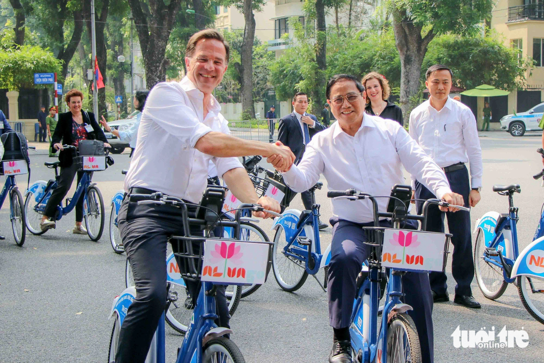 Hai Thủ tướng bắt tay nhau tại điểm cuối của hành trình đạp xe. Nhà lãnh đạo Hà Lan sau đó đạp xe đến một quán cà phê có tiếng trên đường Điện Biên Phủ - nơi ông gặp một số nữ doanh nhân Việt Nam - Ảnh: DUY LINH