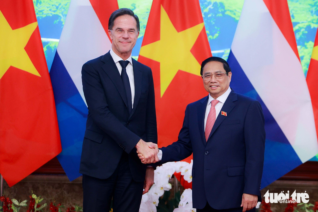Thủ tướng Phạm Minh Chính và Thủ tướng Mark Rutte bắt tay trước hội đàm - Ảnh: NGUYỄN KHÁNH