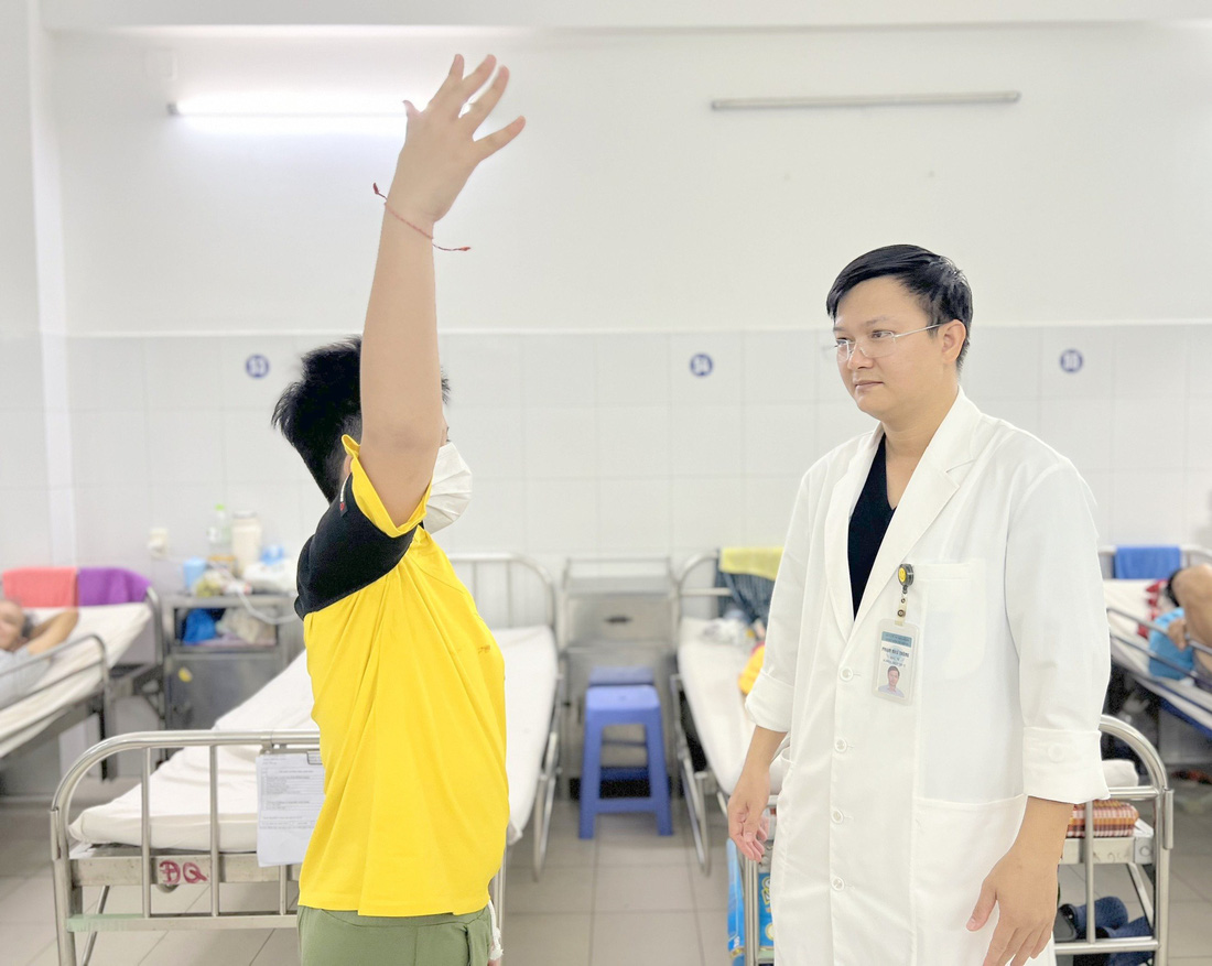 Cháu Nguyễn N.H. (10 tuổi) được bác sĩ Phạm Như Thông thăm khám. Hiện sức khỏe cháu đã ổn định, đi lại được - Ảnh: N.THÔNG