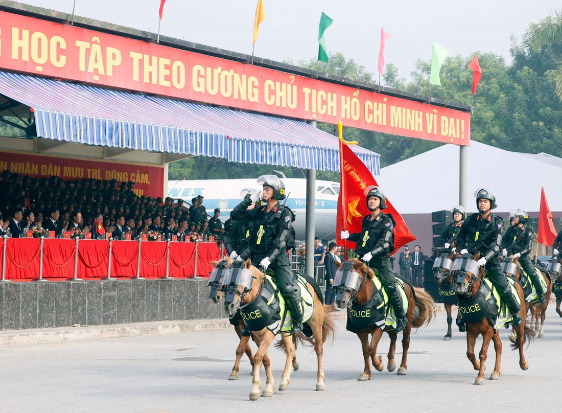 Các chiến sĩ cảnh sát cơ động kỵ binh tham gia trình diễn trên lưng ngựa - Ảnh: TTXVN