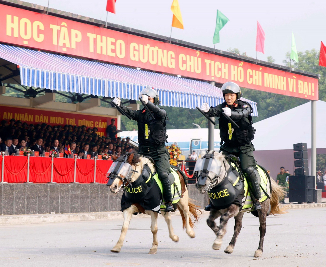 Chủ tịch nước Võ Văn Thưởng và Tổng thống Mông Cổ Ukhnaagiin Khurelsukh xem các chiến sĩ cảnh sát cơ động kỵ binh trình diễn võ thuật trên lưng ngựa - Ảnh: TTXVN