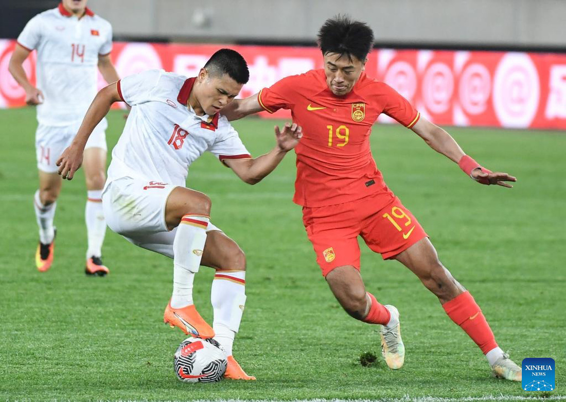 Phạm Tuấn Hải (trái) trong trận thua Trung Quốc dịp FIFA Days tháng 10 - Ảnh: TÂN HOA XÃ