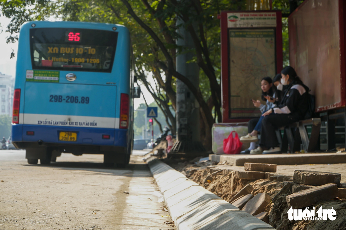 Vỉa hè trên đường Nguyễn Văn Huyên bị đào xới, ngay cạnh một bến xe buýt - Ảnh: PHẠM TUẤN