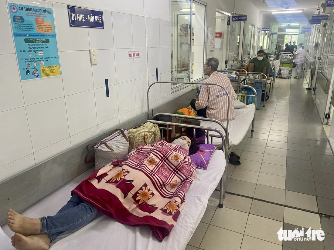 Số ca bệnh về hô hấp tăng nhanh, khoa nội hô hấp - miễn dịch dị ứng Bệnh viện Đà Nẵng phải kê thêm giường bệnh ngoài hành lang.